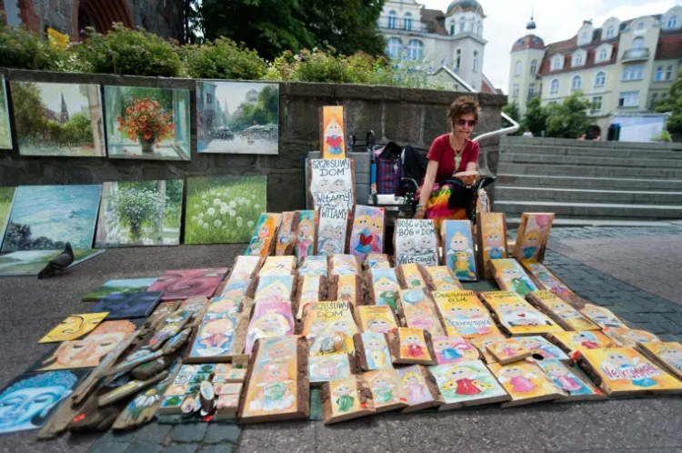 Sopocka Galeria Uliczna, w której kupić można m.in. anioły malowane na kaszubskim drewnie. 