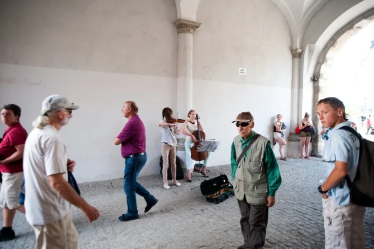 Na ulicach Gdańska i Sopotu można spotkać wielu muzykujących młodych ludzi. 