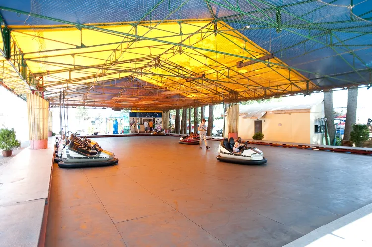Pamiątka z czasów, gdy w Gdyni funkcjonował lunapark. Elektryczne samochodziki wciąż znajdują wielu amatorów.