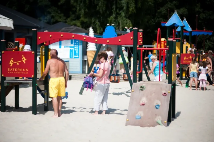Plac zabaw na plaży jest atrakcją nie tylko w wakacje, ale wtedy dzieci bawią się na nim najchętniej. 