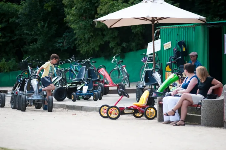 Wypożyczalnia rowerów na Bulwarze Nadmorskim cieszy się sporym powodzeniem.