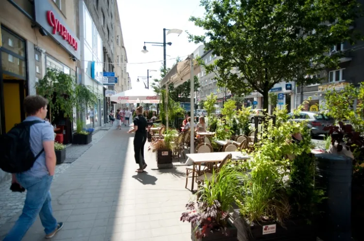 Na ul. Świętojańskiej przy niektórych restauracjach zagościło wiele zieleni.