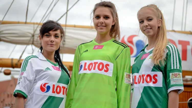 Z logo Grupy Lotos piłkarze Lechii grać będą przez trzy kolejne sezony. 