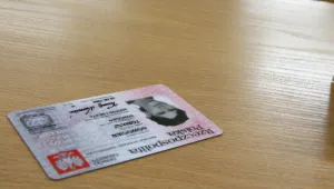 W Polsce podstawowymi dokumentami potwierdzającymi tożsamość są dowody osobiste oraz paszporty. Jednak w praktyce, w tym celu powszechnie stosowane są np. prawa jazdy, książeczki wojskowe lub nawet karty płatnicze.