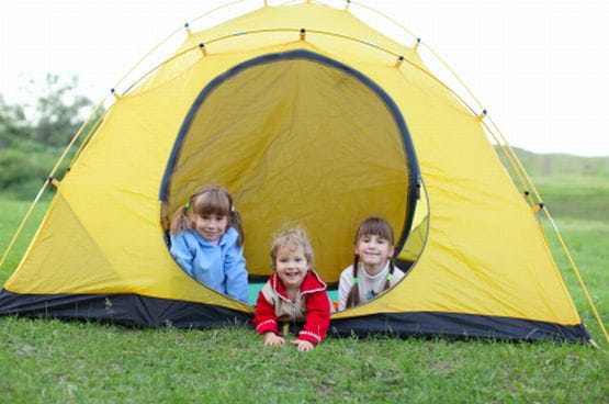 Wakacje pod namiotem nawet z małymi dziećmi to nie problem. Trzeba tylko dobrze się spakować.