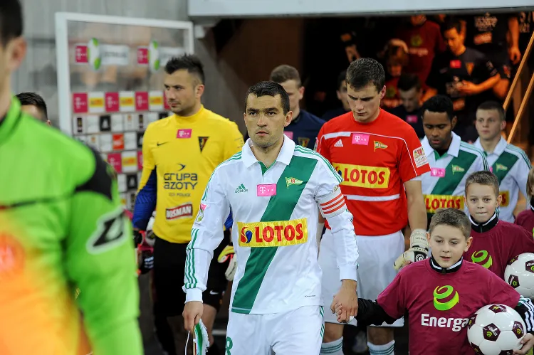 Łukasz Surma ostatni mecz w ekstraklasie zagrał 2 czerwca jako kapitan Lechii przeciwko Górnikowi Zabrze. Czy w piątek przypomni się w lidze spotkaniem przeciwko gdańskiej drużynie?