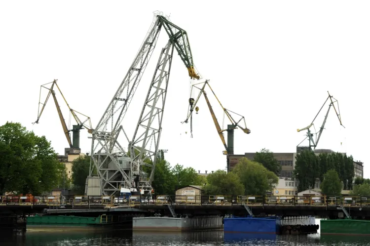 Zgodnie ze schematem, tramwaj wodny pokonuje m.in. most pontonowy w kierunku terenów Stoczni Gdańsk.