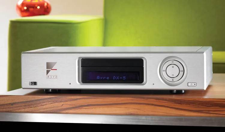 Ayre DX-5 obsługuje praktycznie wszystkie formaty cyfrowe, video i audio. Jest jednym z najdroższych odtwarzaczy dostępnych na rynku - jego cena waha się w okolicach 45 tys. zł.