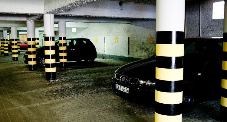 Kierowcy garażujący swoje auta w hali w budynku przy ul. Gryfa Pomorskiego często są nieświadomi, że ktoś kradnie z ich baków paliwo. 