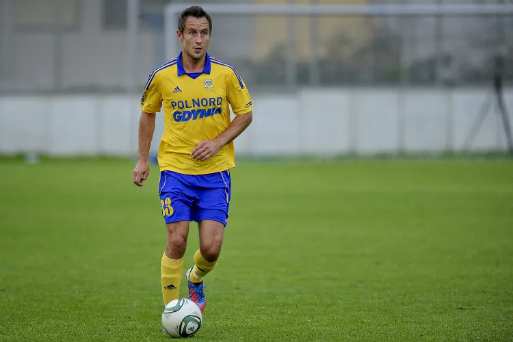 W dwóch ostatnich sezonach do awansu do ekstraklasy Arce brakowało punktów, które traciła w Gdyni. Tomasz Jarzębowski, kapitan żółto-niebieskich, ocenia, że to już nie może się powtórzyć. 