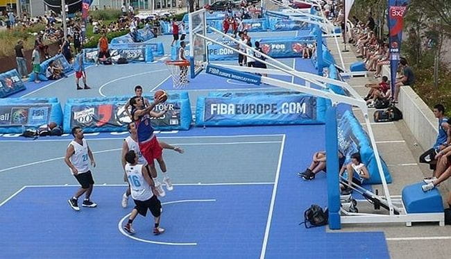 Turnieje koszykarskie FIBA Europe 3x3 EuroTour odbywają się na specjalnie przygotowanych boiskach.