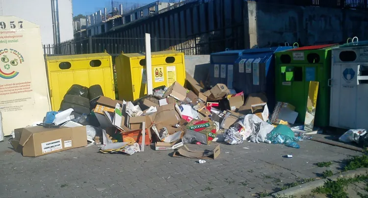 Śmieci segregowane na szkło, plastik i papier będą w Gdańsku wywożone w nocy, bo firmy nie nadążają z odbiorem pozostałych odpadów.