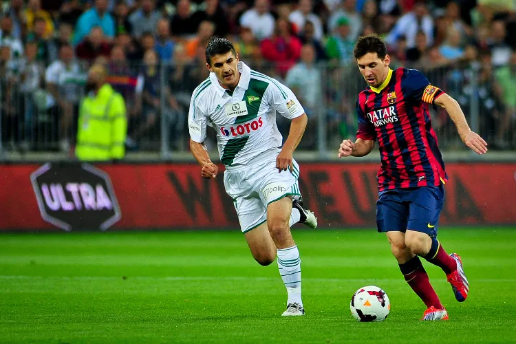Piotr Grzelczak nie ma techniki Leo Messiego (z prawej), ale w meczu towarzyskim z Barceloną udowodnił, że może strzelać gole nawet tak uznanym firmom. 