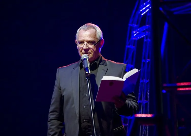 Marek Kondrat w kwietniu zapowiadał gotowość występu w trakcie Festiwalu Szekspirowskiego. Kameralny, udany wieczór był okazją do posłuchania "Sonetów"
Szekspira, wydanych przez wydawnictwo a5 z płytą CD i ich interpretacjami w wykonaniu aktora. 