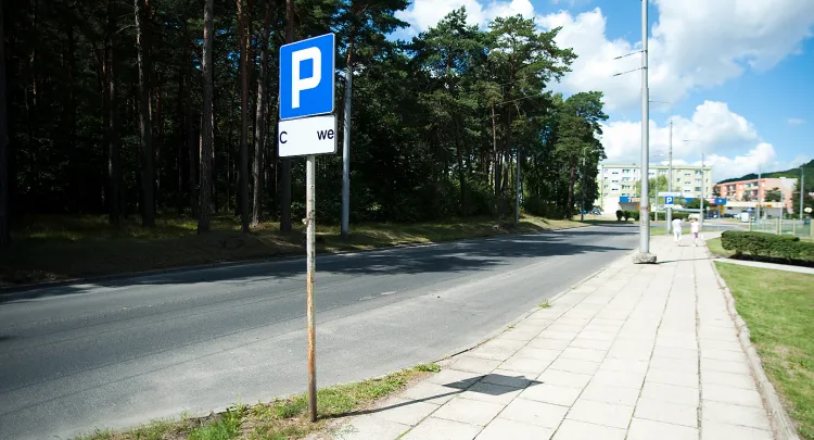 To nie fotomontaż. W ten sposób na ul. Chabrowej w Gdyni kierowcy zmieniają znaki drogowe