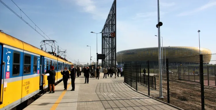 SKM to najszybszy środek komunikacji miejskiej na stadion, ale wygodny dla tych, którzy dojeżdżają do dworca głównego lub mieszkają w jego okolicach.