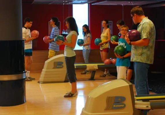 Szkółka bowlingowa może okazać się idealną opcją dla dzieci, które lubią zdrową rywalizację. 