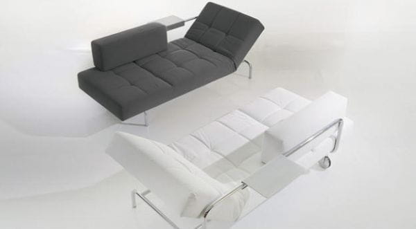 Nowoczesna, wypoczynkowa sofa Jerry w wersji czarnej i białej. Mesmetric, cena od 6 715 zł. 