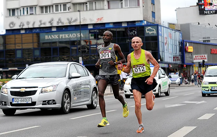 W ubiegłym roku polski profesjonaliści i amatorzy w Maratonie "Solidarności" mogli się zmierzyć z rywalami z 15 państw. Obecnie na liście zgłoszeń są już 22 nacje. Ubiegłoroczne zmagania wygrał Kenijczyk Martin Musila (nr 001), drugi był Viktor Starodubtsev z Ukrainy (nr 012).