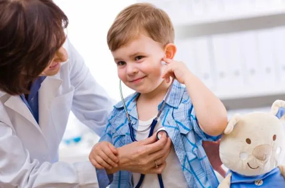 Dziecko nie musi wcale panicznie bać się wizyty u lekarza. W tej kwestii wiele zależy od podejścia rodziców, ale też samego specjalisty.