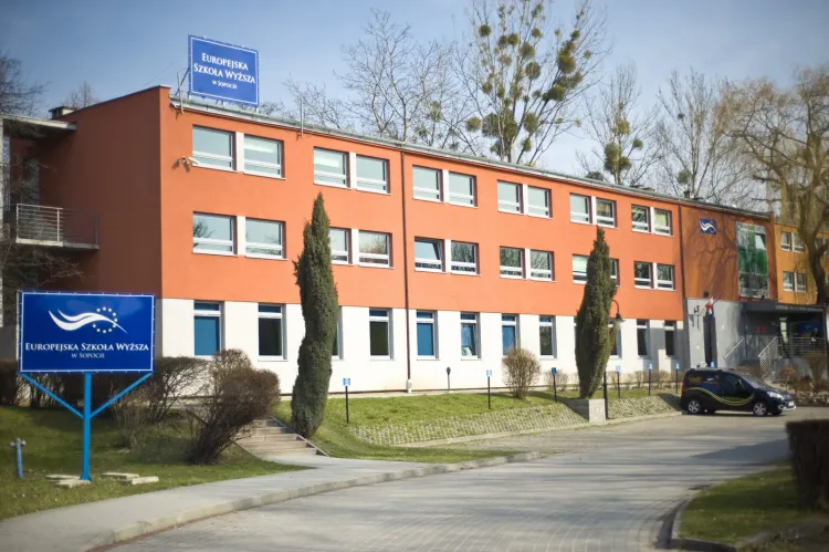 W budynku Europejskiej Szkoły Wyższej w Sopocie znajduje się pięć dobrze wyposażonych sal wykładowych, biblioteka, pracownia komputerowa i akademik.