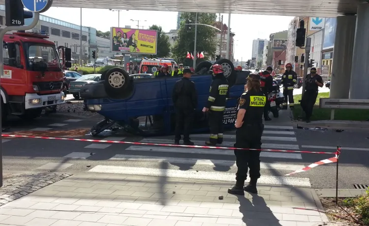 Choć wypadek wyglądał bardzo groźnie, kierowca dachującego Volkswagena Transportera wyszedł z niego jedynie potłuczony.