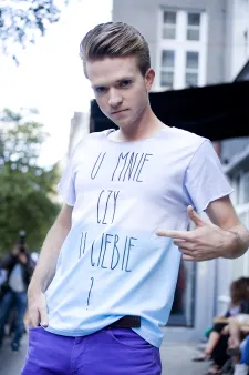 Blogger Tomasz Koliński tym razem postanowił znaleźć się po drugiej stronie wybiegu i spróbować swoich sił jako model. REdesigned STories FActory. 