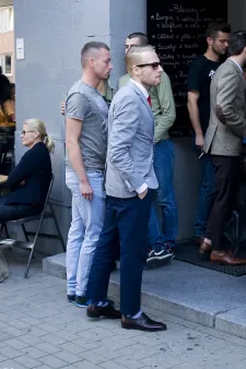 Pośród gości nie zabrakło osób wpisujących się w dress code imprezy - good look. 