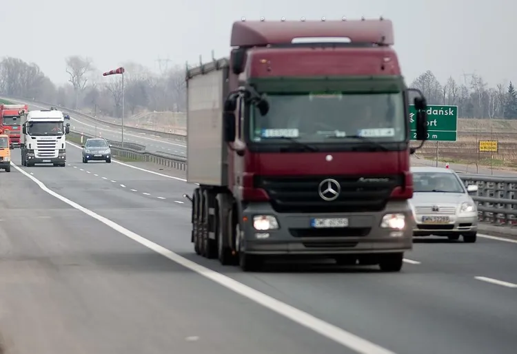 Z Południowej Obwodnicy Gdańska korzysta wiele ciężarówek, na czym zyskują też kierowcy samochodów osobowych.