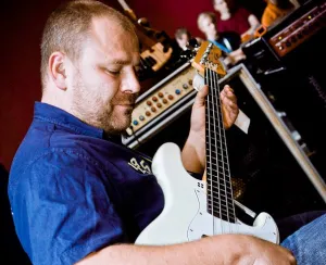 Tomasz Przyborowicz jest na co dzień zawodowym basistą. W kawiarni U Muzyk'uff prowadzi Muzyczne Kalambury.