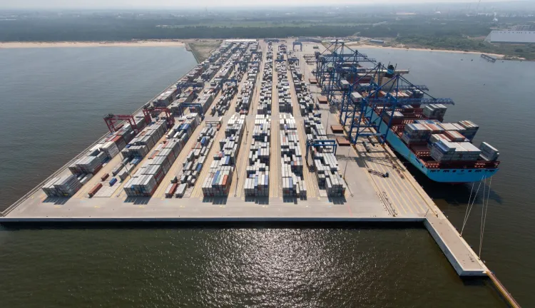 W gdańskim porcie funkcjonują dwa terminale kontenerowe: DCT- Deepwater Container Terminal oraz GTK Gdański Terminal Kontenerowy. Tylko terminal DCT ma parametry umożliwiające obsługę największych jednostek oceanicznych.