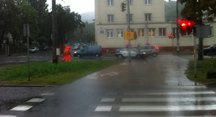 Obfite opady deszczu zalały ul. Morską w Gdyni. Na miejscu pracowali strażacy wypompowujący wodę oraz oczyszczający ulicę.