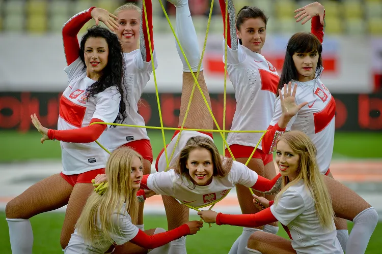 Grze reprezentacji Polski tradycyjnie towarzyszyły występy gdyńskich Cheerleaderek.