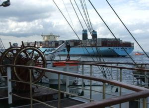 Kilkunastoosobowa ekipa specjalistów Akademii Morskiej sprawdziła możliwości zacumowania w gdańskim porcie największego kontenerowca świata. 