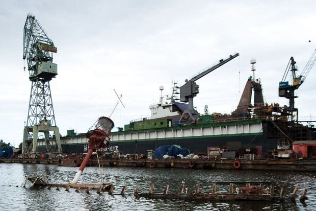 Wystający z wody 11-metrowy maszt z dobrze zachowaną latarnią na szczycie - tylko tyle zostało z historycznej jednostki, która od czterech lat gnije na dnie jednego ze stoczniowych basenów w Gdańsku.