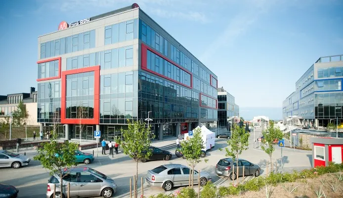 W lipcu 2013 r. pierwsi pracownicy banku zaczęli przeprowadzać się do dopiero co oddanych do użytku biurowców BPH Office Park w Gdańsku. 