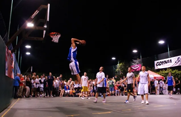 Podczas turnieju Basket Nocą można obejrzeć wiele efektownych zagrań.
