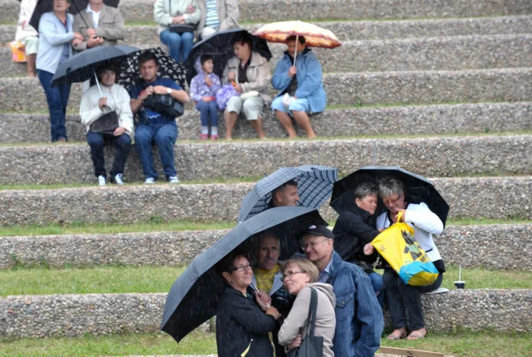 Deszcz - największy wróg letnich imprez plenerowych - potrafi w kilka chwil rozpędzić publikę.