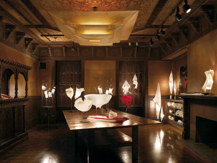 Lampa stołowa Samurai marki Ingo Maurer wykonana z papieru, stali nierdzewnej i szkła. Projektant Dagmar Mombach wyraźnie inspiruje się kulturą Japonii. (Mesmetric, od 4755 zł)