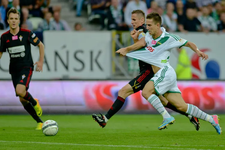 Gol Marcina Pietrowskiego zdobyty z rzutu karnego zapewnił Lechii remis w meczu na szczycie Ekstraklasy.
