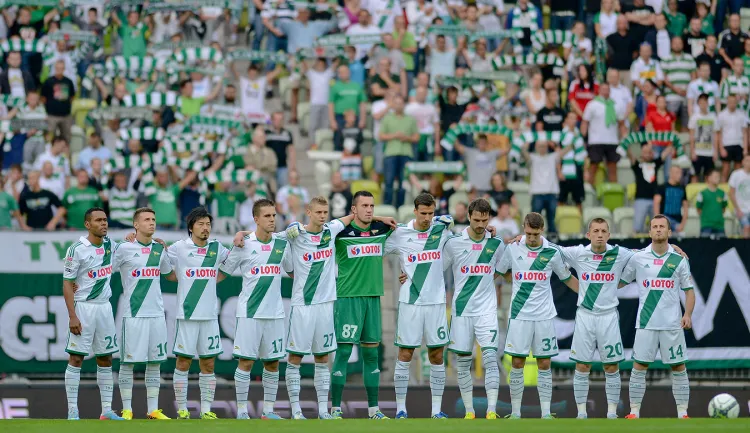 Piłkarze Lechii po remisie z Górnikiem właśnie z zabrzańską drużyną dzielą 2. miejsce w ekstraklasie. Okazja, aby odzyskać prowadzenie, przed biało-zielonymi może nadarzyć się najwcześniej 15 września. 