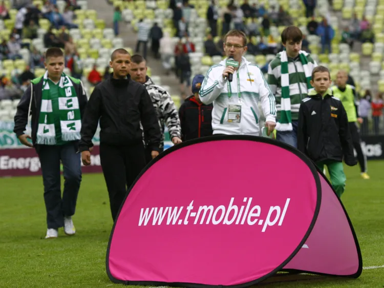 Sympatycy Lechii Gdańsk mogą się pochwalić najwyższą frekwencją w strefie kibica przygotowanej przez głównego sponsora piłkarskiej ekstraklasy. Na zdjęciu kibice ze spikerem Marcinem Gałkiem.