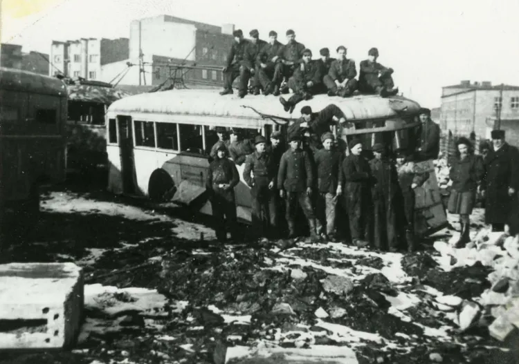 Powojenna rzeczywistość trolejbusów w Gdyni. Jak widać, do doskonałości było jeszcze daleko, głównie z powodu wojennej zawieruchy.
