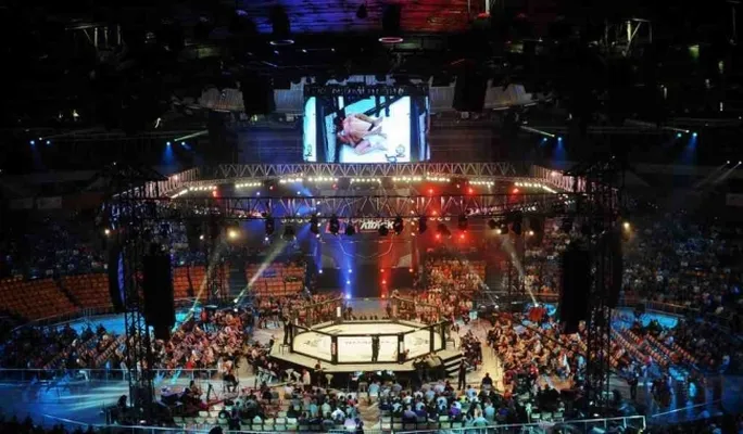 W Polsce, podobnie jak w UFC, w klatce walczy się podczas gal MMA Attack. W Ergo Arenie odbędzie się ona po raz pierwszy 26 października.