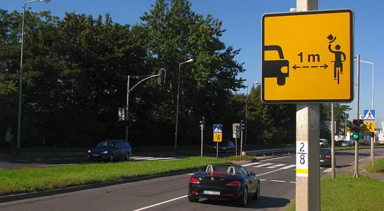 Nowy znak przy ul. Elbląskiej w Gdańsku informujący kierowców o istniejącym obowiązku zachowania odstępu od wyprzedzanego roweru.