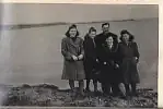 Daniela Jankowska (druga z lewej) z przyjaciółmi na plaży, Sopot 14.04.1946 r.