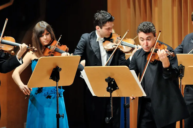 Wszyscy uczniowie Międzynarodowej Akademii Muzycznej Yehudi Menuhina to wybitni muzycy, wielokrotnie nagradzani w najbardziej prestiżowych konkursach świata. Podczas niedzielnego koncertu Orkiestra Akademii w kameralnym składzie wystąpiła wspólnie z Maximem Vengerovem. 
