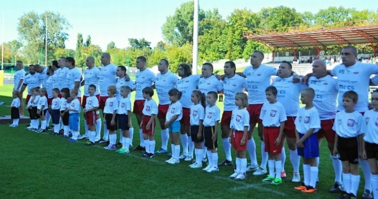 Polscy rugbiści na prezentacji przed meczem ze Szwecją. 