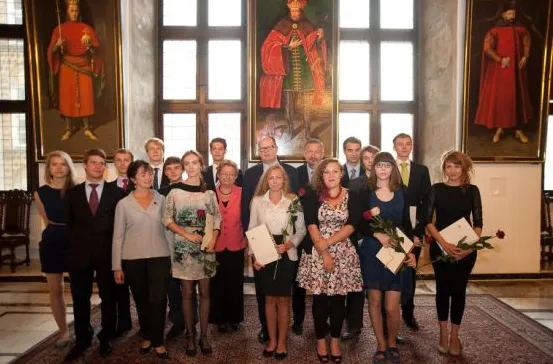 11 września, z rąk prezydenta Gdańska Pawła Adamowicza, stypendium na naukę za granicą odebrało 27 osób.