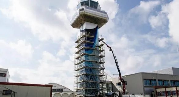 Prace na norweskim lotnisku trwały sześć dni. Wieża ma 40 metrów, więc wszystko musiało odbywać się w specjalnych warunkach, które nie zagrażałyby bezpieczeństwu.